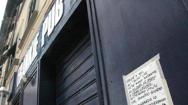 Botte fuori dal locale chiuso il Frankie pub