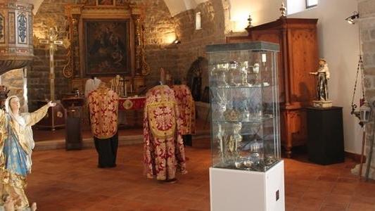 Folla di visitatori al museo diocesano di arte sacra