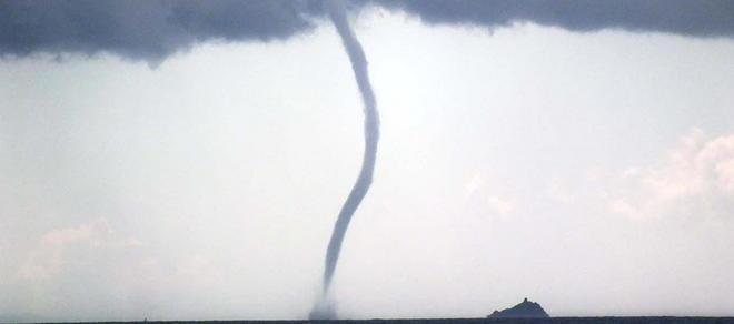 San Vincenzo, paura per una tromba marina 