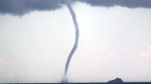 San Vincenzo, paura per una tromba marina