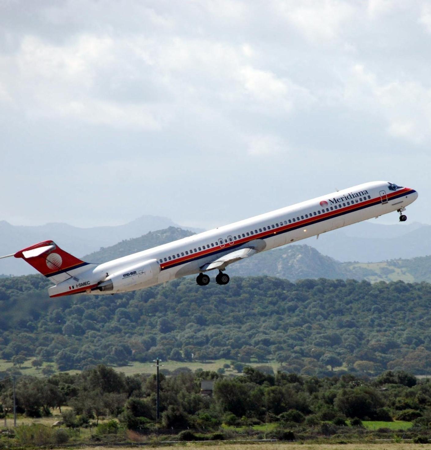 Un Md di Meridiana in decollo da Olbia