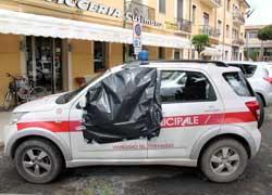 Spaccano i vetri a quattro auto in sosta, una è della polizia municipale 