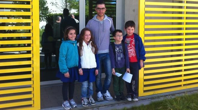 In visita alla elementare “Alpi” il campione di ciclismo Visconti