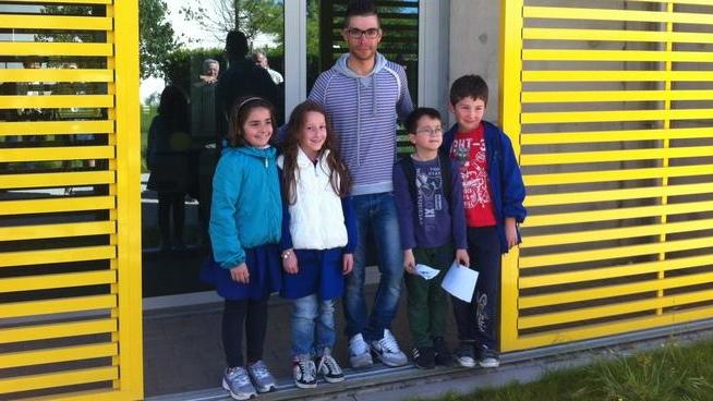 In visita alla elementare “Alpi” il campione di ciclismo Visconti