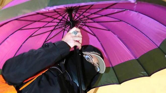Sara in Procura circondata da fotografi e cronisti