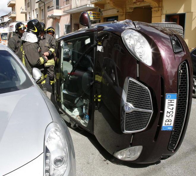 Bimbo di un anno nell’auto rovesciata
