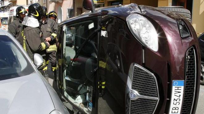 Bimbo di un anno nell’auto rovesciata