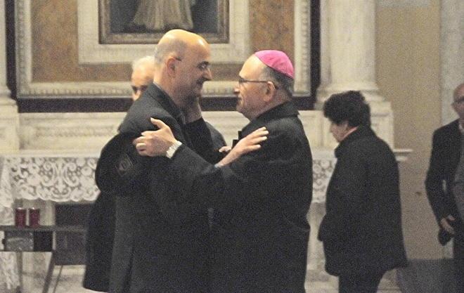 Il vescovo prega don Americo: «Rimani» 