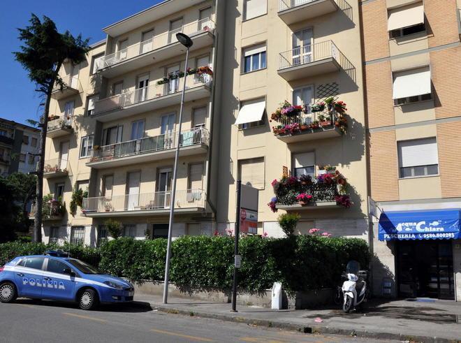 Vola giù dal terzo piano sotto gli occhi della madre 