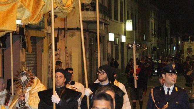 La processione del Corpus Domini attraversa Chinatown
