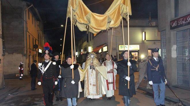 Il vescovo difende la processione del Corpus Domini a Chinatown