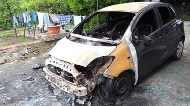 Distrutta dalle fiamme l’auto della moglie dell’agente ucciso