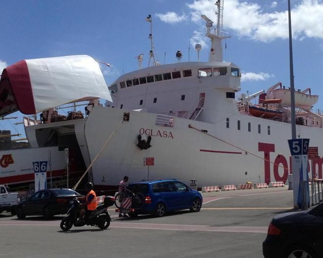 Guasto al motore, il traghetto Oglasa fa marcia indietro 