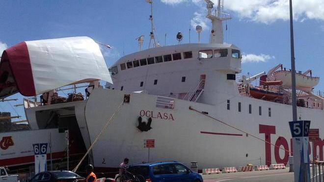 Guasto al motore, il traghetto Oglasa fa marcia indietro
