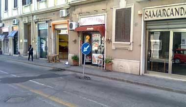 Riparata la buca davanti al Pollicino ma il cartello stradale è ancora lì