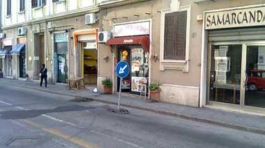 Riparata la buca davanti al Pollicino ma il cartello stradale è ancora lì
