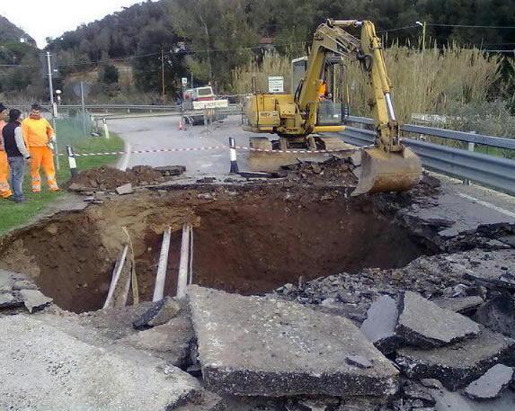 Provinciale del Piano a Rio Marina, nuova voragine nella sede stradale 