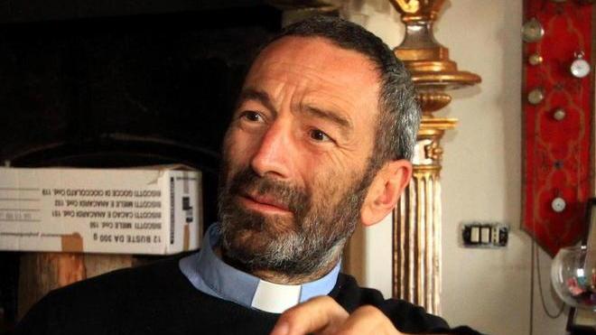 Prete organizza una lotteria, tra i premi un tatuaggio