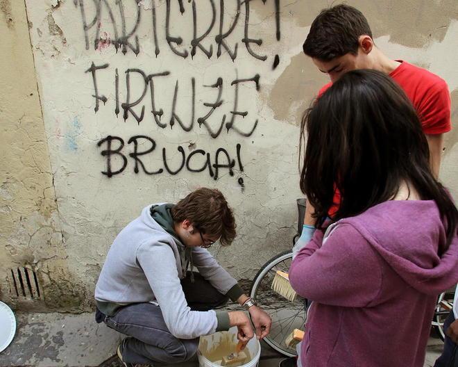 Studenti “armati” di vernice e pennelli puliscono i muri 