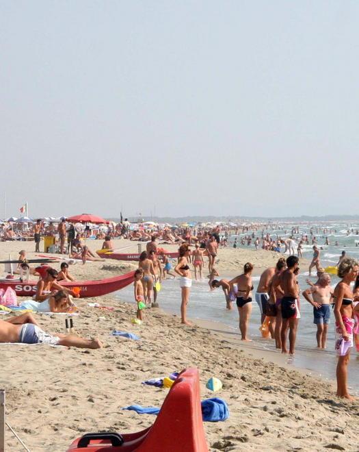 Giornale inglese elogia spiagge e negozi viareggini
