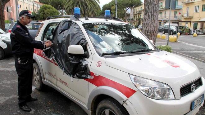 Spaccano l’auto dei vigili urbani