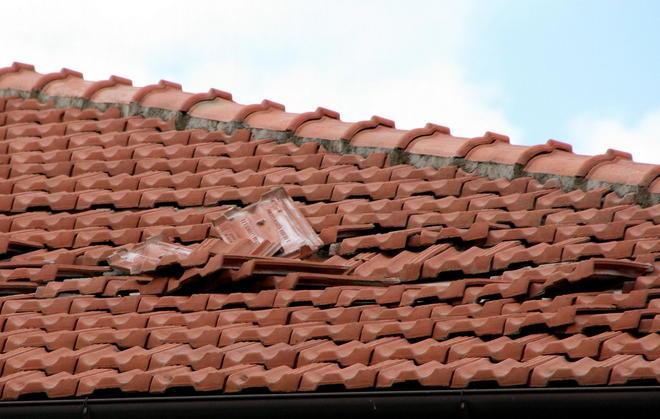 Tromba d’aria scoperchia un tetto 