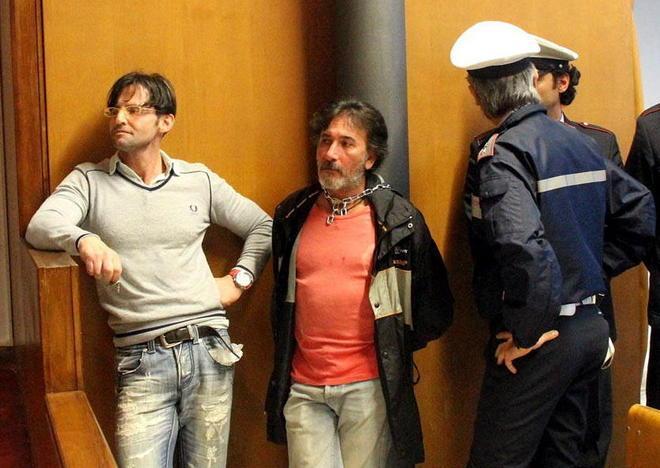 Questione cave, consiglio con incatenato 