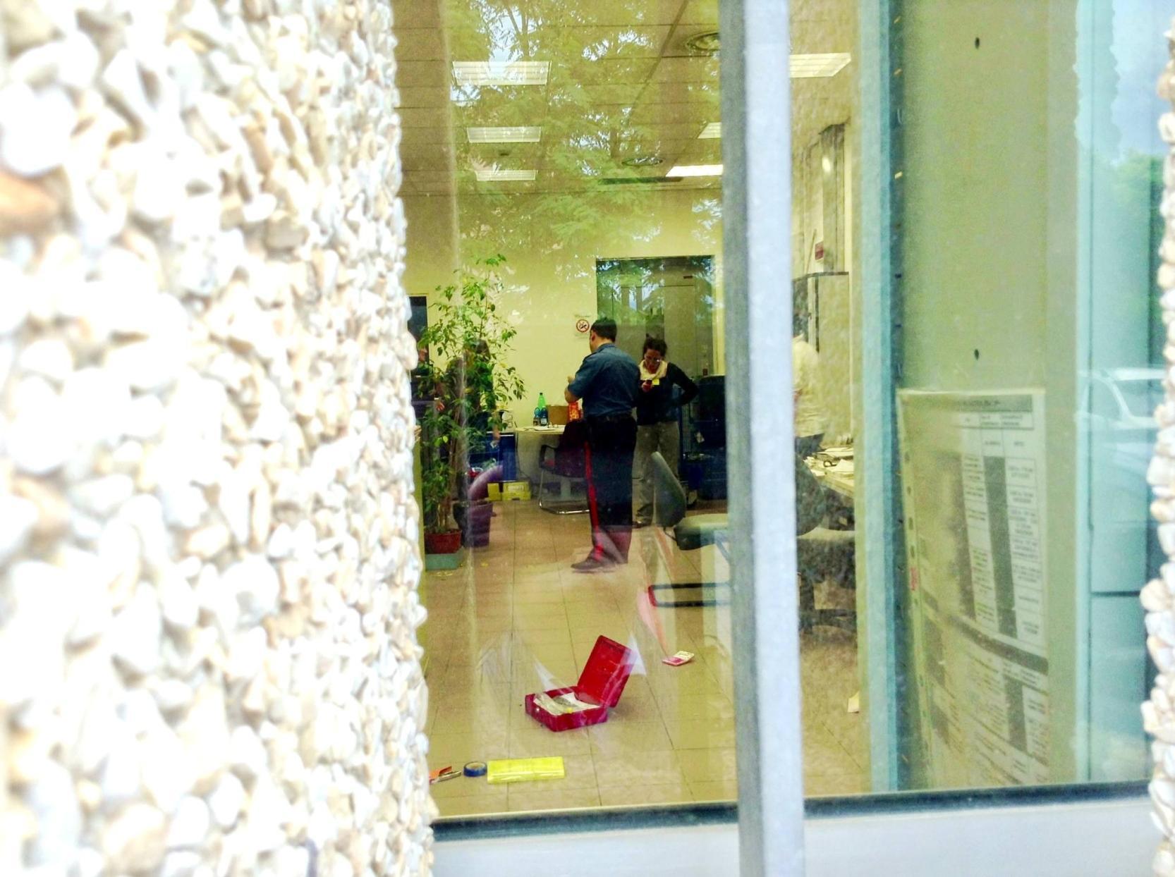 Rapina alle poste di Galciana: i banditi mascherati sono entrati pistola in pugno
