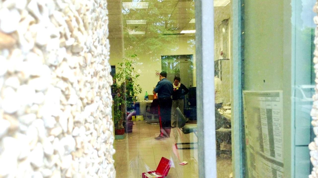 Rapina alle poste di Galciana: i banditi mascherati sono entrati pistola in pugno