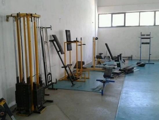 Il padre di uno studente dona gli attrezzi per la palestra dell’Ipia