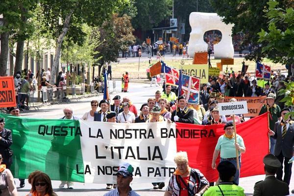 Gli artiglieri attraversano il centro della città tra inni e vessilli 