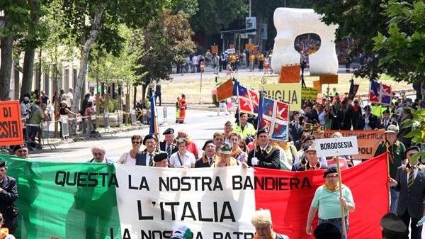Gli artiglieri attraversano il centro della città tra inni e vessilli