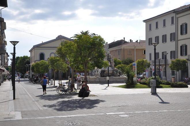 «Mi stringeva, sono riuscita a fuggire» 