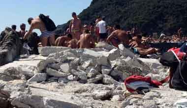 Al moletto tra le macerie: «Andate via è pericoloso» 