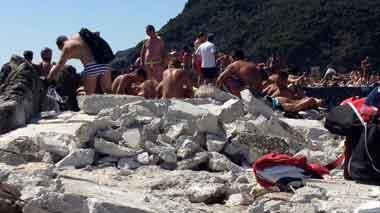 Al moletto tra le macerie: «Andate via è pericoloso»