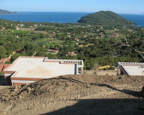 Collina sventrata per costruire tre palazzine a Lacona
