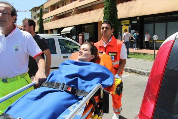 Prato, due banditi rapinano le Poste di via Volpi alle Fontanelle 