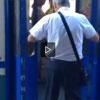 Il treno è in partenza, ma la porta non si chiude 