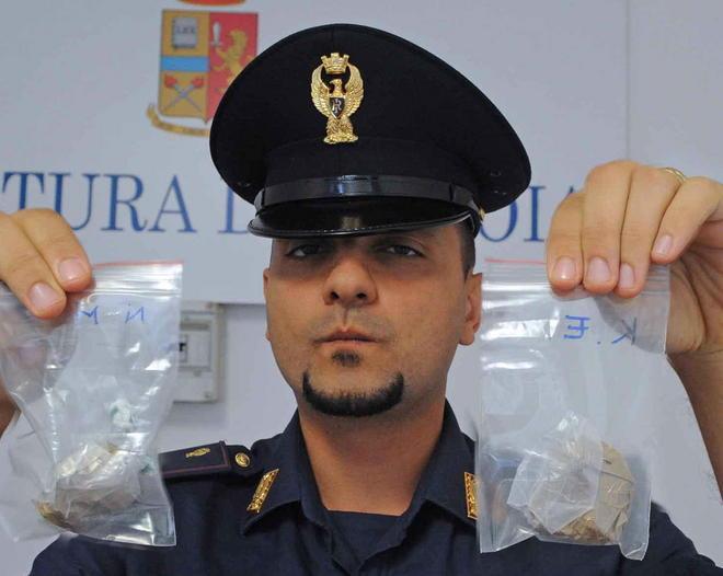 Denunciato spacciatore in erba trovato con un pezzo di hashish 