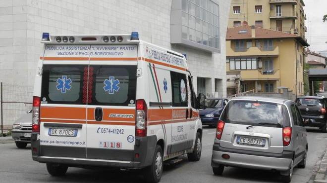 Muore in fabbrica al Macrolotto e viene portato sul marciapiede