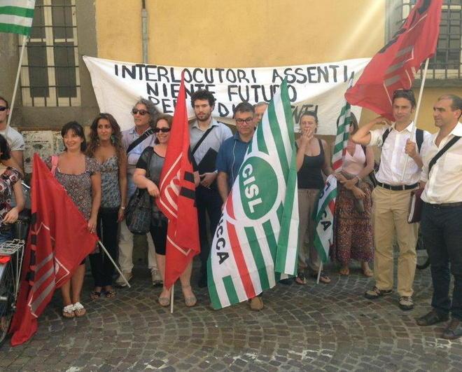 I lavoratori del Giglio protestano davanti al Comune 