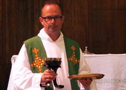 Annuncia dall’altare che smetterà di fare il sacerdote 