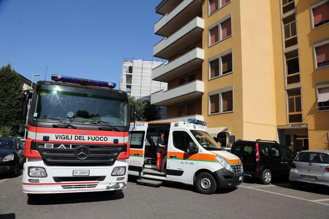 Bimbo dà fuoco ad alcune carte, parte l’incendio 