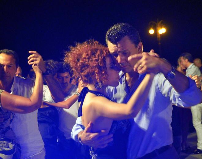 Tango, giro in battello, cene e concerti: città in festa per la Notte Blu 