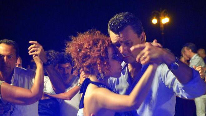 Tango, giro in battello, cene e concerti: città in festa per la Notte Blu