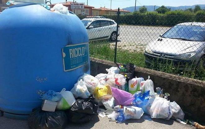 Cassonetti strapieni di sacchetti Proteste da via Sant’Alessio