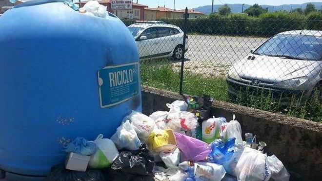 Cassonetti strapieni di sacchetti Proteste da via Sant’Alessio