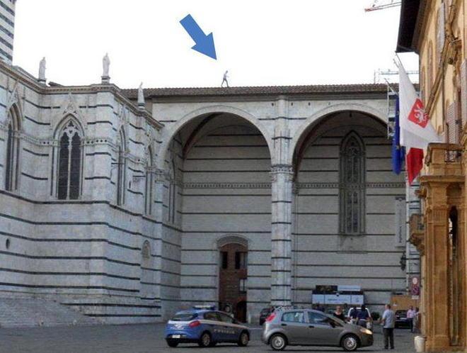 A piedi sul cornicione del duomo