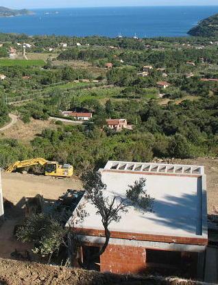 Cemento e maxi sbancamento a Lacona 