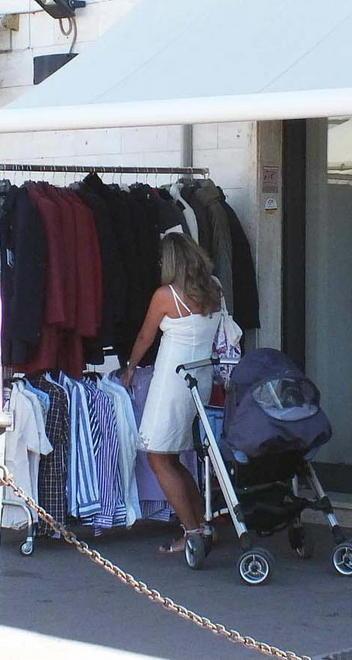 Giovedì in shopping con i primi saldi nelle vie del centro 